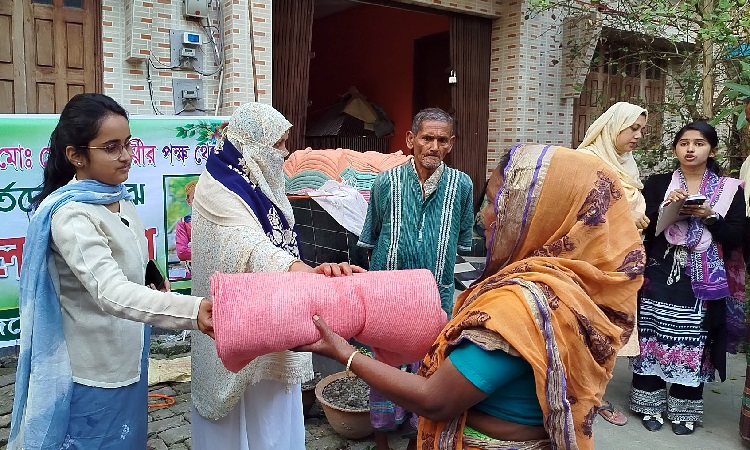 নড়াইলে ২৫০ জন শীতার্তদের মাঝে কম্বল বিতরণ