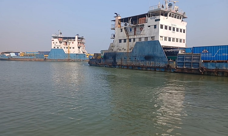 চলন্ত ফেরি থেকে নদীতে লাফ দিয়ে অজ্ঞাত নারী যাত্রী নিখোঁজ