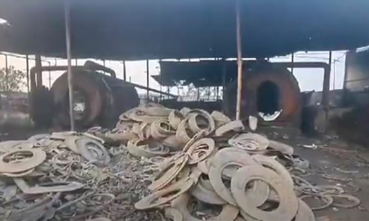 সাভারে টায়ার পুড়িয়ে তৈরি হচ্ছে ফার্নেস, হুমকির মুখে জীববৈচিত্র্য