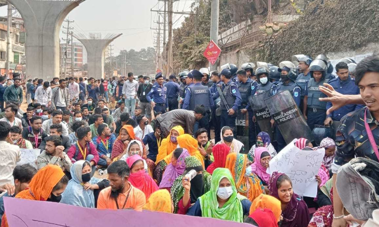 আশুলিয়ায় সড়ক অবরোধ করে শ্রমিক বিক্ষোভ, যান চলাচল বন্ধ