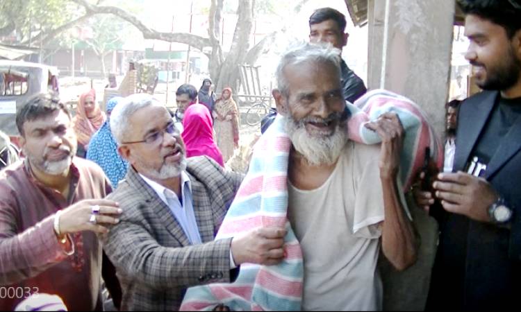 টাঙ্গাইলে শীর্তাতদের মাঝে শীতবস্ত্র বিতরণ
