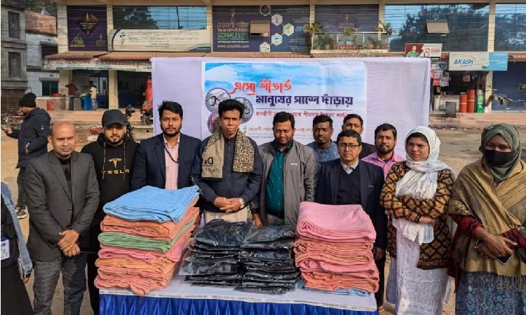 ঝিনাইদহে শীতার্তদের মাঝে সোনালী লাইফের শীত বস্ত্র বিতরণ