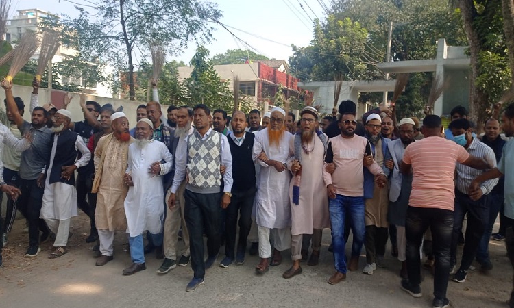 সরাইল উপজেলা বিএনপির কমিটি বাতিলের দাবিতে ঝাড়ু মিছিল