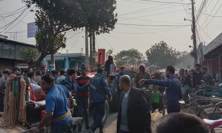 ইট বোঝাই ট্রাক্টরের চাকায় পিষ্ট হয়ে স্কুল ছাত্রীর মৃত্যু