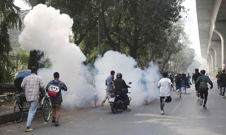‘সংক্ষুব্ধ ছাত্র-জনতার’ বিক্ষোভ মিছিলে পুলিশের লাঠিচার্জ-সাউন্ড গ্রেনেড ব্যবহার