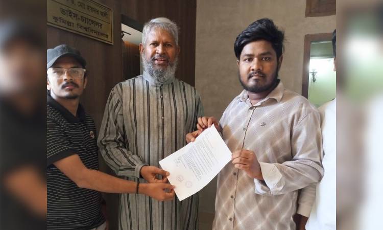 ছাত্র সংসদের দাবিতে কুবি শিক্ষার্থীদের স্মারকলিপি প্রদান
