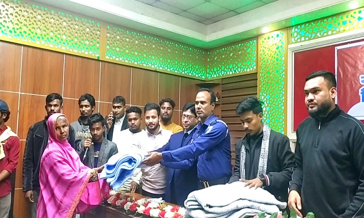 হাকিমপুরে সুবিধাবঞ্চিত শীতার্তদের মাঝে শীত বস্ত্র বিতরণ