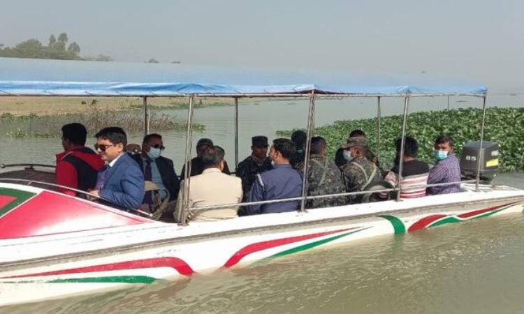 রায়পুরায় ড্রেজার থেকে ভ্রাম্যমাণ আদালতকে লক্ষ্য করে গুলি