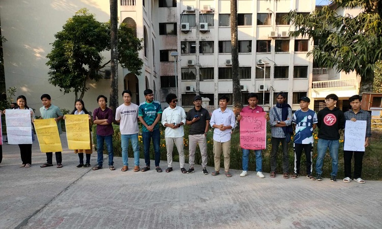 আদিবাসী শিক্ষার্থীদের ওপর হামলার প্রতিবাদে কুবিতে মানববন্ধন