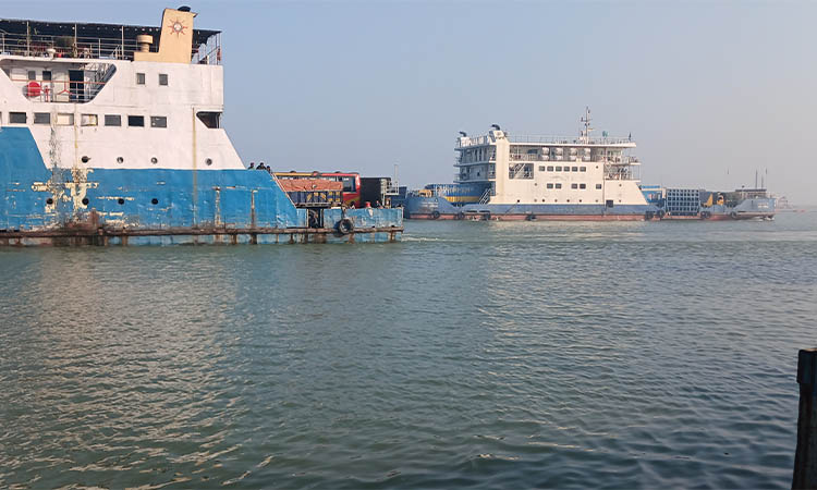 দৌলোদিয়া-পাটুরিয়া নৌপথে ফেরি চলাচল স্বাভাবিক