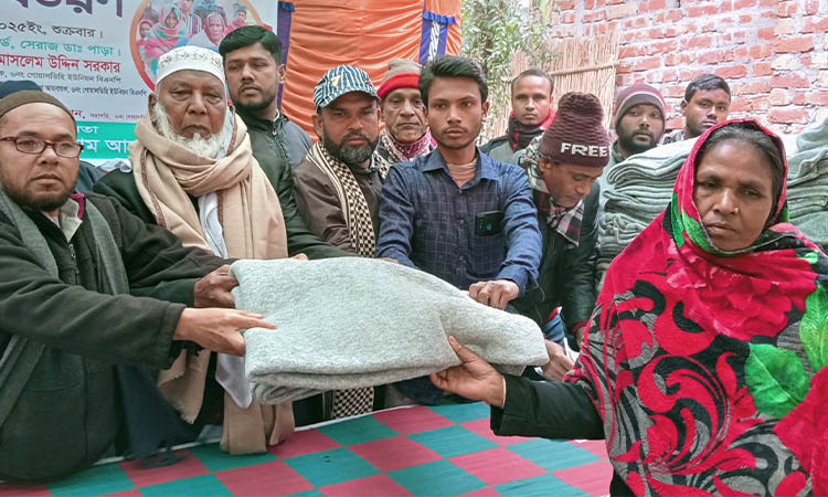 খানসামায় পাঁচ শতাধিক মানুষের মাঝে শীতবস্ত্র বিতরণ