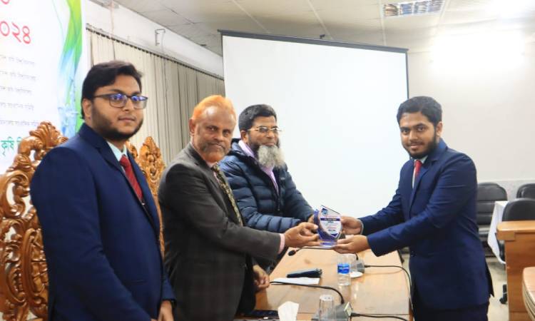 টানা দ্বিতীয়বার বাকৃবির বর্ষসেরা সাংবাদিক আমান উল্লাহ