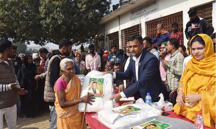 নরসিংদীর পলাশে হতদরিদ্রদের মাঝে শীতবস্ত্র বিতরণ