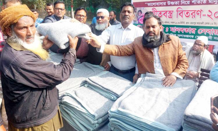 গোমস্তাপুরে শীতার্তদের মাঝে কম্বল বিতরণ
