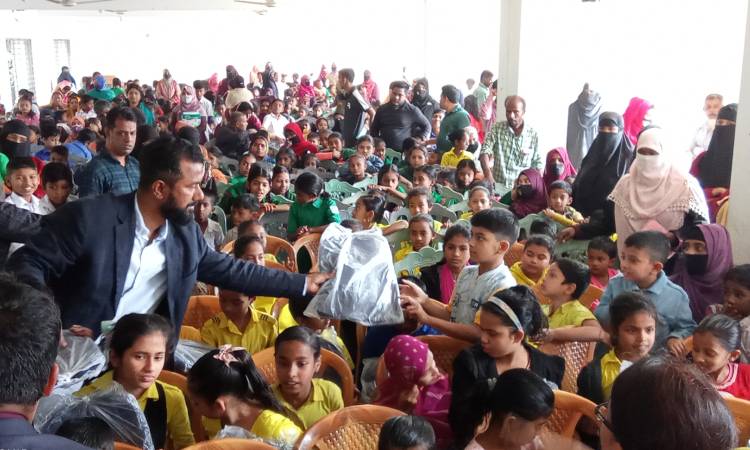 ফেনীতে শিক্ষার্থীদের মাঝে  শিক্ষা উপকরণ বিতরণ