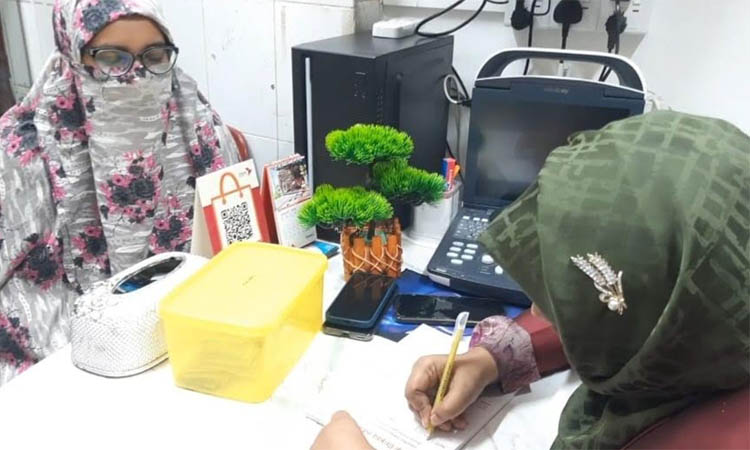 বাবার ইচ্ছায় ১ টাকায় রোগী দেখেন তিন বোন!