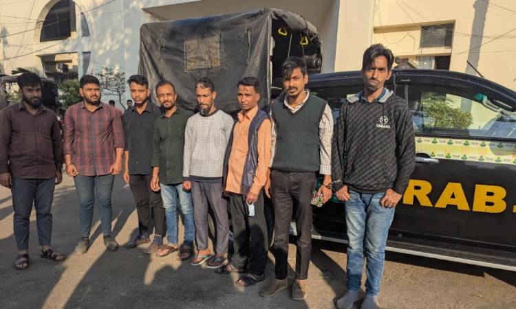 চট্টগ্রাম মেডিকেল থেকে ১১ দালাল আটক