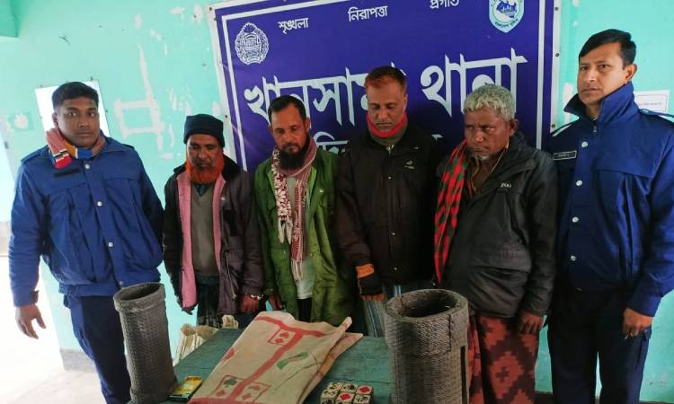 খানসামায় জুয়া খেলার সময় ইউপি সদস্যসহ ৪ জন আটক