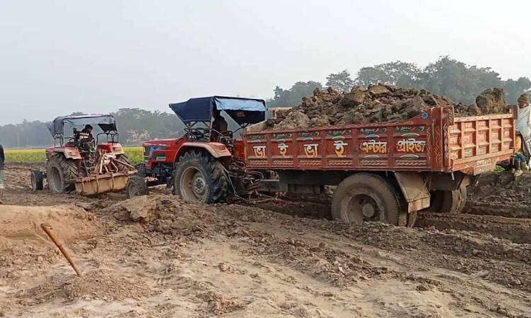 অবৈধভাবে মাটি উত্তোলন করায় লাখ টাকা জরিমানা
