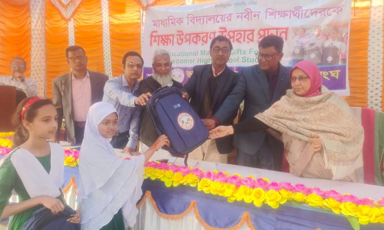 নন্দীগ্রামে শিক্ষার্থীদের মাঝে শিক্ষা উপকরণ বিতরণ