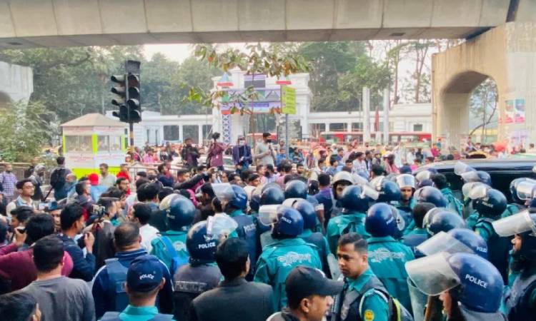 পুলিশি বাধায় শিক্ষা ভবনের সামনে চাকরিতে ৩৫ প্রত্যাশীদের অবস্থান