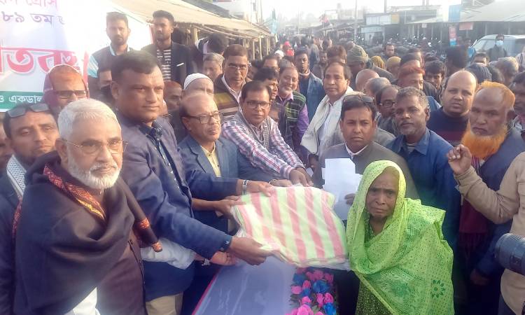 রাণীনগরে শীতার্তদের মাঝে শীতবস্ত্র বিতরণ