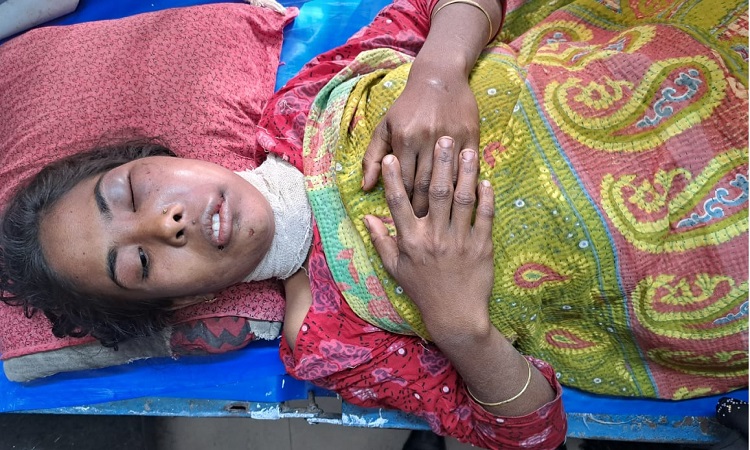 চুয়াডাঙ্গায় তরুণীকে ধর্ষণ চেষ্টায় ব্যর্থ হয়ে গলায় ছুরিকাঘাত