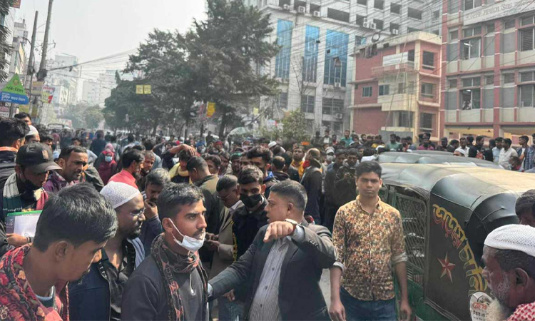 টিকা না পেয়ে ক্ষুব্ধ প্রবাসীদের সড়ক অবরোধ