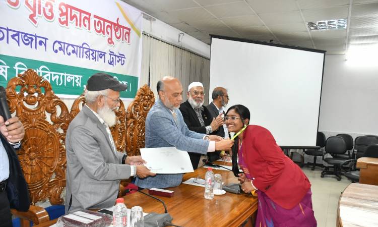 বাকৃবিতে বেগম শিতাবজান মেমোরিয়াল ট্রাস্টের স্বর্ণপদক ও বৃত্তি প্রদান