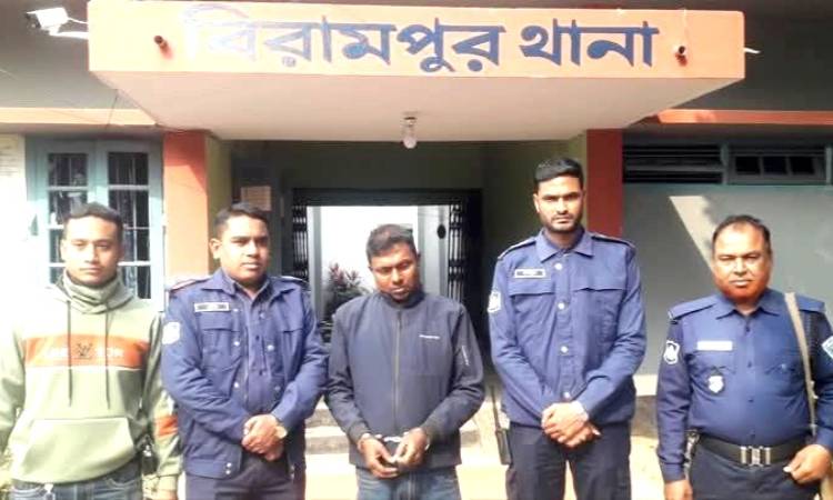 বিরামপুরে কোটি টাকা মূল্যের স্বর্ণের বারসহ একজন আটক