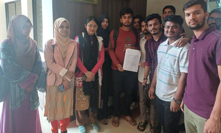 ঢাকামুখী বাস চালুর দাবিতে কুবি শিক্ষার্থীদের স্মারকলিপি প্রদান