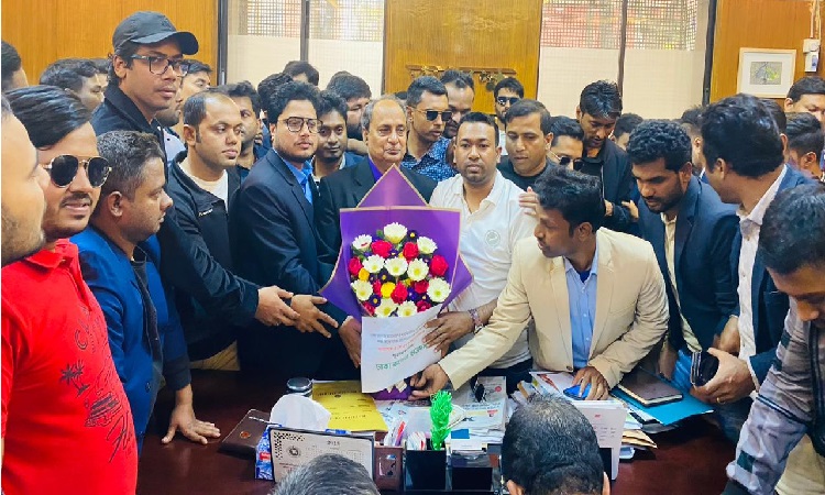 ঢাকা কলেজের অধ্যক্ষের সঙ্গে ছাত্রদলের শুভেচ্ছা বিনিময়