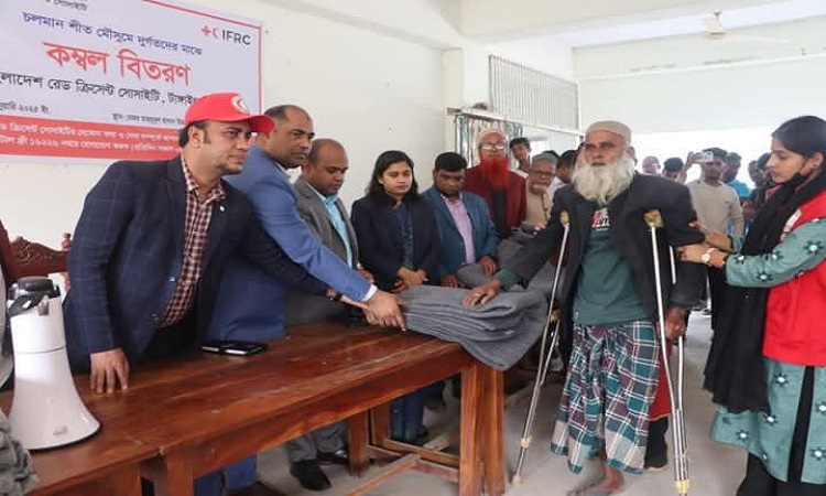 টাঙ্গাইলের চরাঞ্চলে শীতার্তদের মাঝে কম্বল বিতরণ