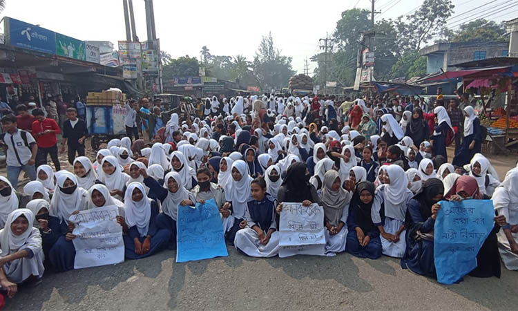 যৌন হয়রানির দায়ে অফিস সহকারী বরখাস্ত, বিচার দাবিতে বিক্ষোভ