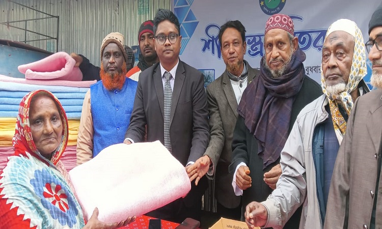 উলিপুর প্রেসক্লাবের শীতবস্ত্র বিতরণ