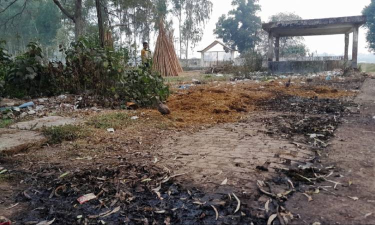 পশুর রক্ত-বর্জ্যের দুর্গন্ধে অতিষ্ঠ শিক্ষার্থী ও সাধারণ মানুষ