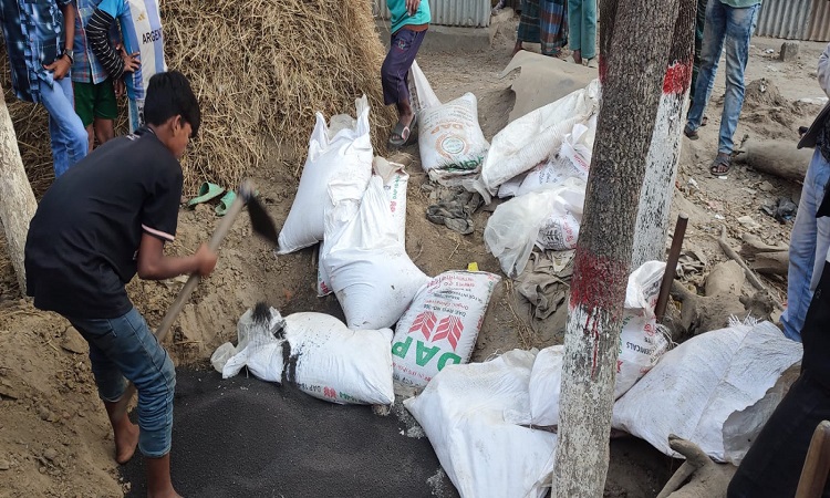 ব্রাহ্মণবাড়িয়ায় ইউপি সদস্যের গোডাউন থেকে নকল সার জব্দ