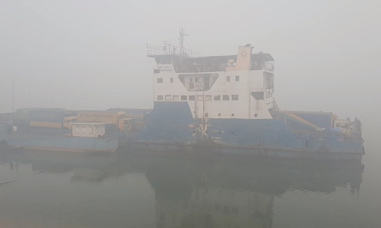 দৌলতদিয়া-পাটুরিয়া নৌরুটে ফেরি চলাচল বন্ধ