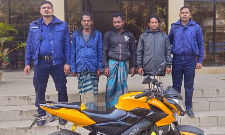 রেলের স্টেশনমাস্টারকে কুপিয়ে হোন্ডা ছিনতাই, গ্রেফতার ৩