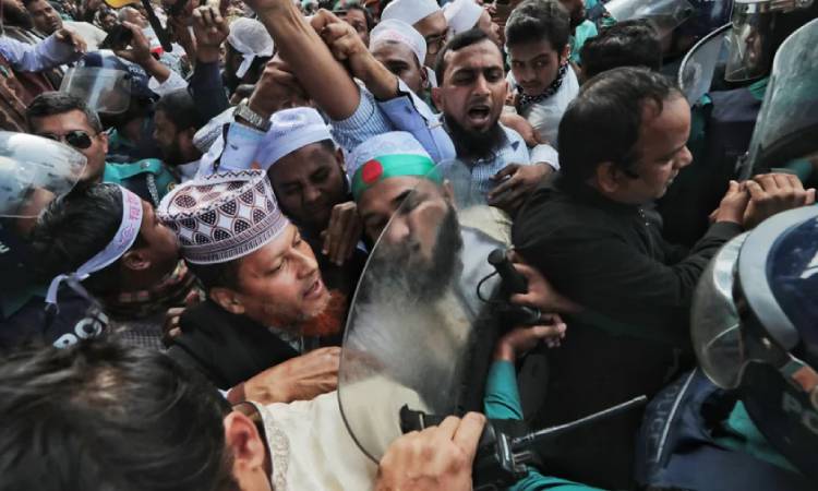 মাদ্রাসা শিক্ষকদের উপর পুলিশের লাঠিপেটা, জলকামানের ব্যবহার