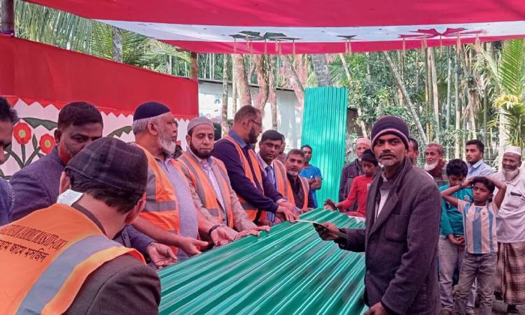 লক্ষ্মীপুরে অসহায়দের মাঝে কম্বল ও আর্থিক সহায়তা প্রদান