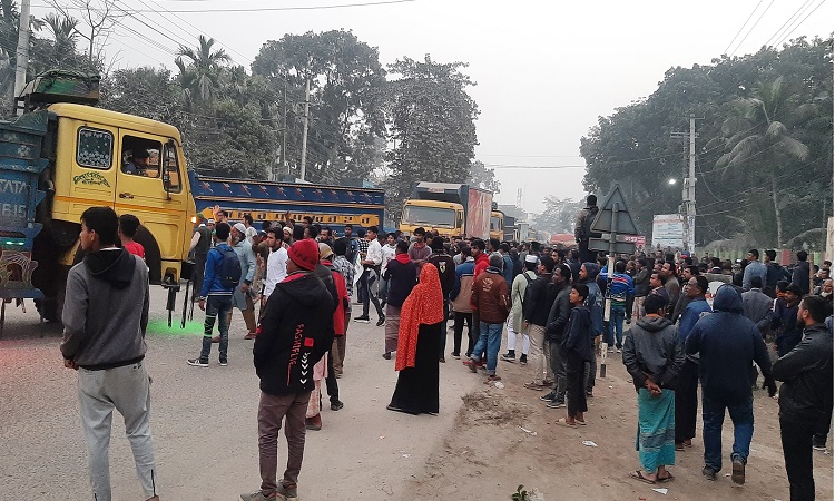 চার বিচারক অপসারণের দাবিতে আদালতের ফটকে তালা, সড়ক অবরোধ