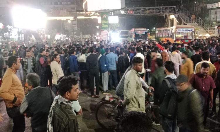 ১ ঘণ্টার মধ্যে ঢাবি প্রো-ভিসি ক্ষমা না চাইলে বাসভবন ঘেরাও