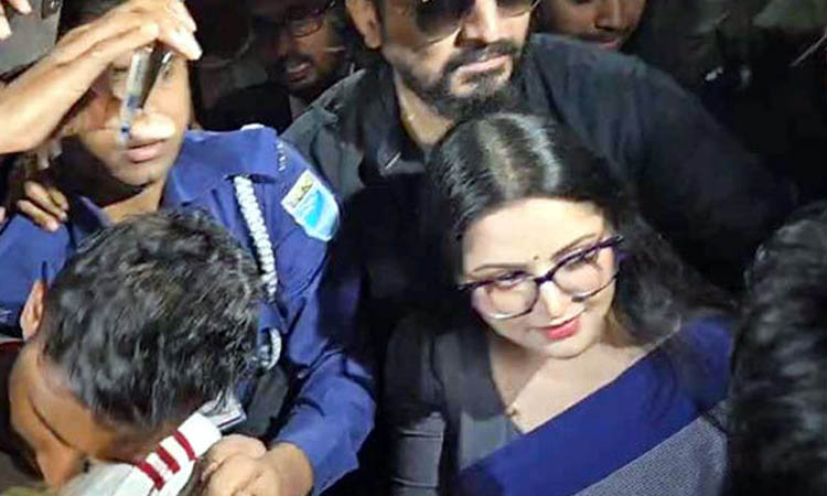 আত্মসমর্পণ করতে আদালতে পরীমনি