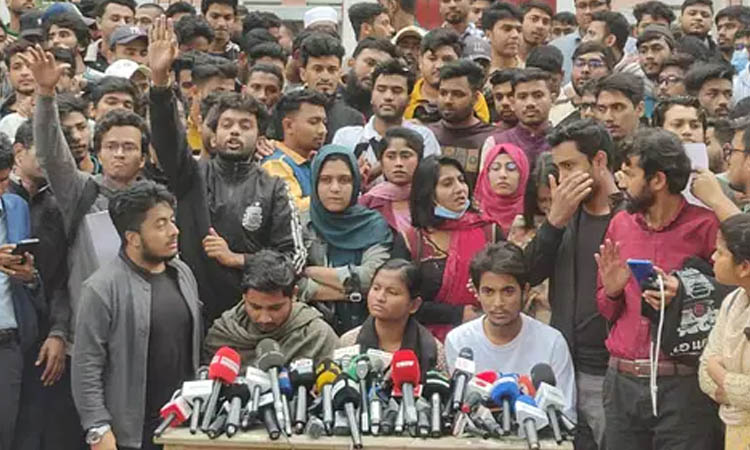৬ দাবিতে সাত কলেজ শিক্ষার্থীদের ৪ ঘণ্টার আলটিমেটাম