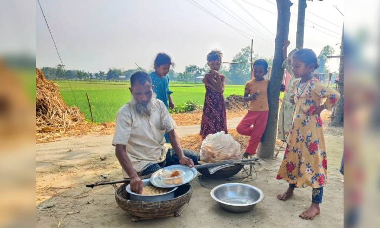 পাঁচ টাকার নিমকি-মিষ্টিতেই চলে নিজামের পরিবার