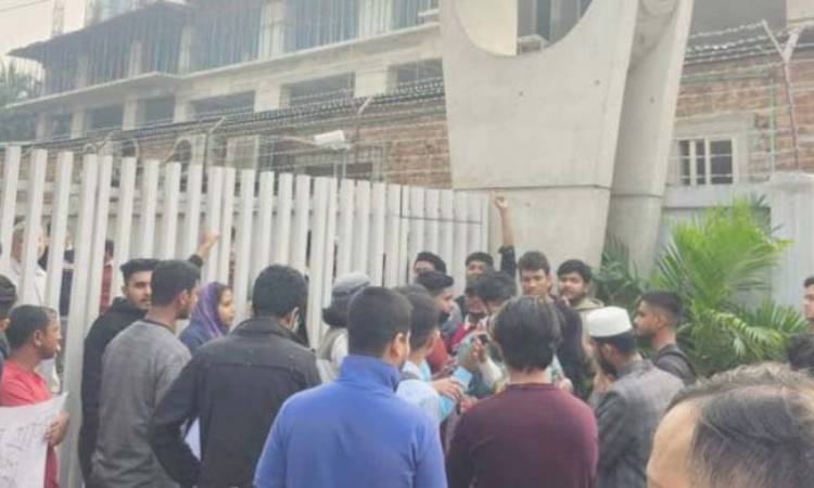 এবার গুচ্ছ ভর্তি বহালের দাবিতে ইউজিসির মূল ফটকে তালা