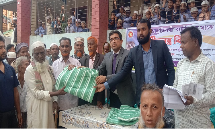 আলীকদমে ১০০ অস্বচ্ছল প্রবীণ ও প্রতিবন্ধী পেল শীতবস্ত্র
