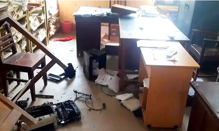 ২০ টাকা বস্তার দাম চাওয়ায় চিনিকলে লঙ্কাকাণ্ড