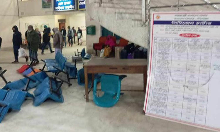 ট্রেন বন্ধ থাকায় রাজশাহী স্টেশনে যাত্রীদের ভাঙচুর